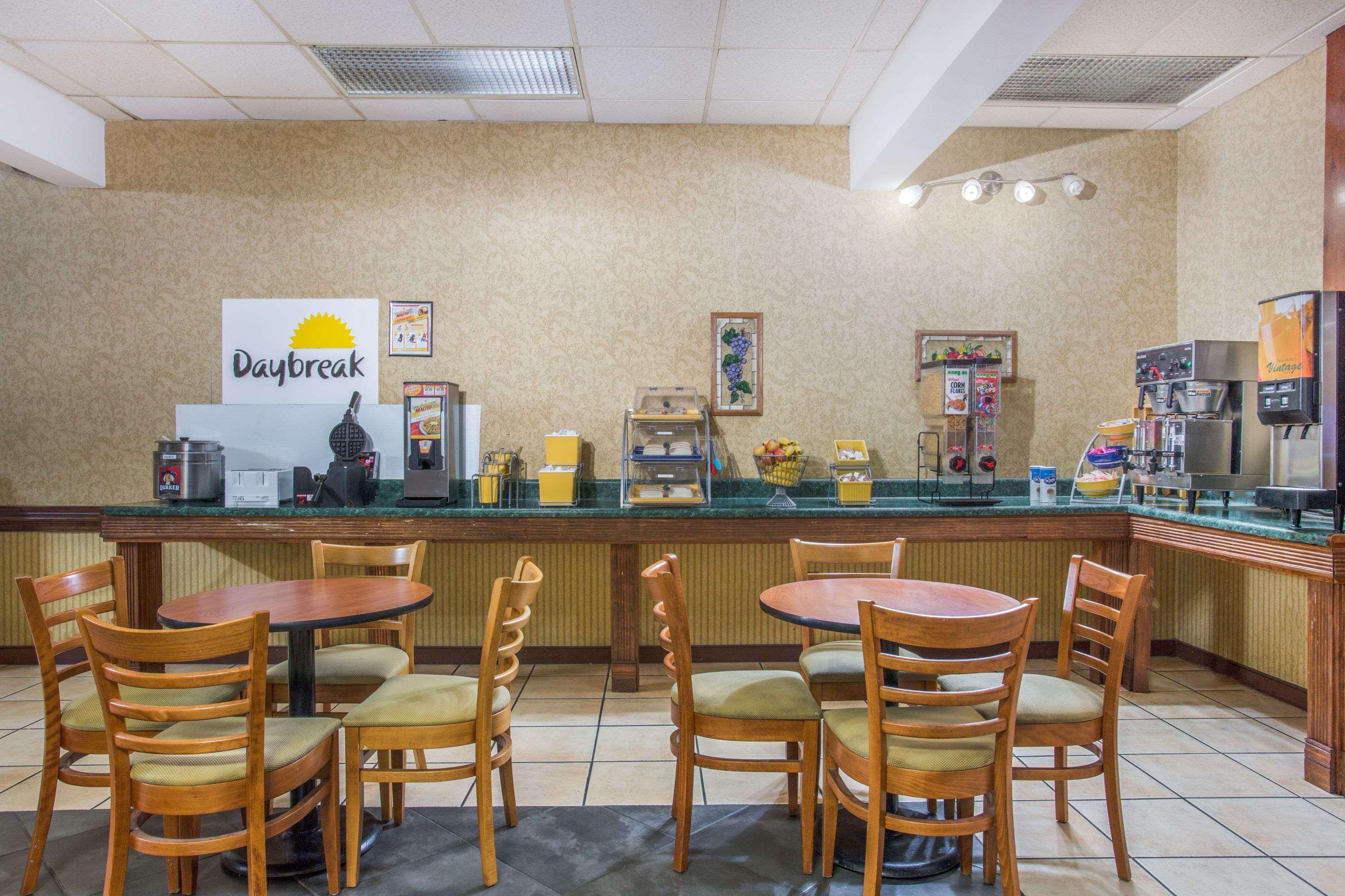 Days Inn By Wyndham Petersburg/South Fort Lee Exterior photo