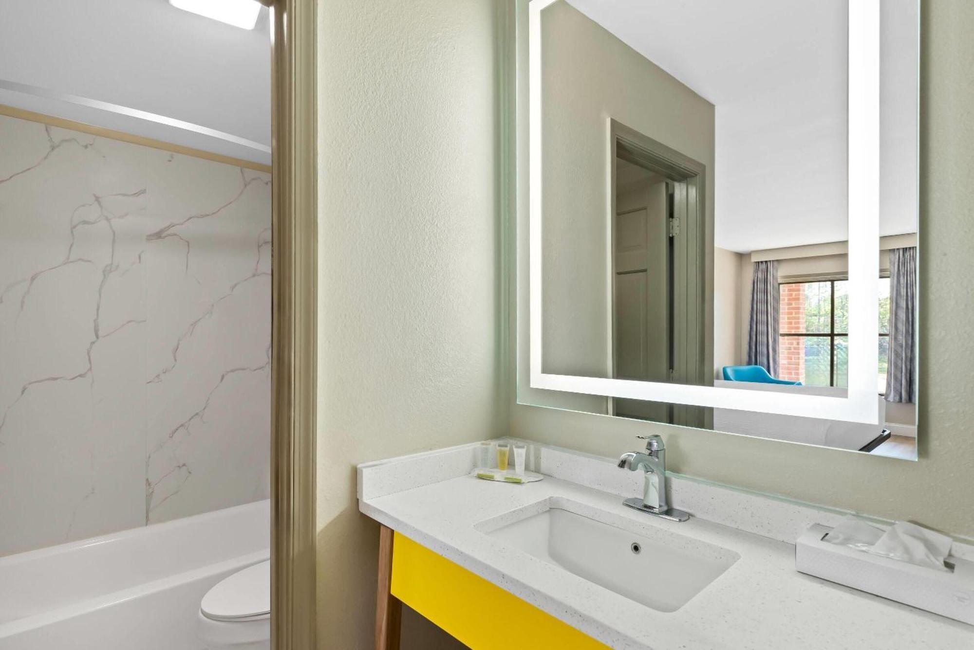 Days Inn By Wyndham Petersburg/South Fort Lee Exterior photo